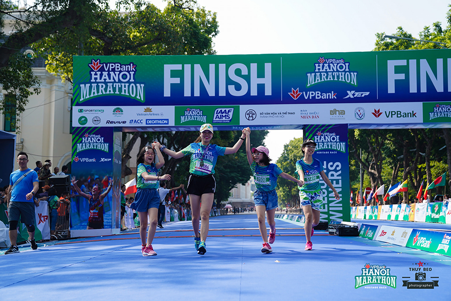 Những khoảnh khắc về đích ấn tượng của VPBank Hanoi Marathon 2019 Những khoảnh khắc về đích ấn tượng của VPBank Hanoi Marathon 2019